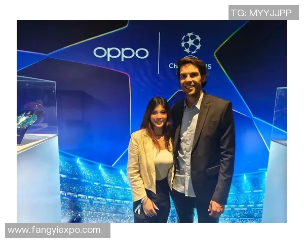 现役足球明星同框合影展现球场魅力与友谊的精彩瞬间