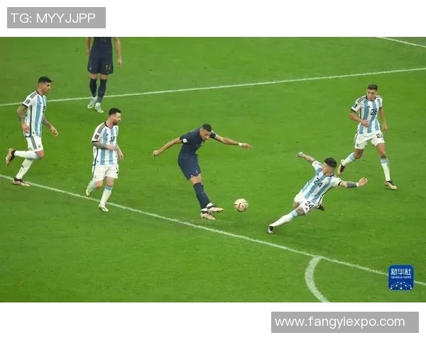 足球明星与棋盘的精彩对决高清照片展现智慧与运动的完美结合